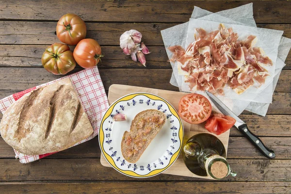 Presunto com pão, tomate, alho e azeite — Fotografia de Stock