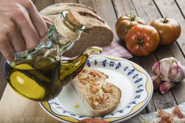 Chef versant de l'huile d'olive sur un toast — Photo