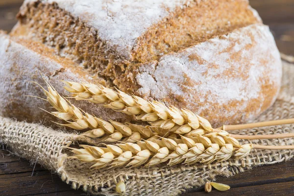 Zelfgemaakte meergranen zuurdesem brood — Stockfoto