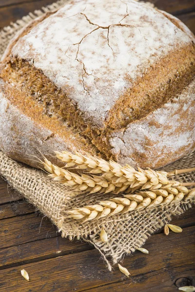 Домашний многозерновой хлеб из теста — стоковое фото