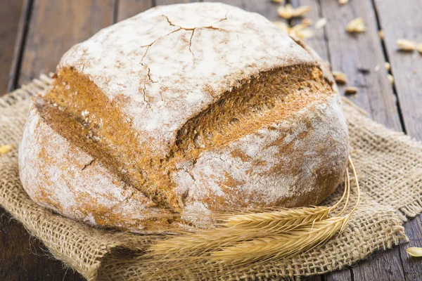 Pan casero de masa madre multigrano — Foto de Stock