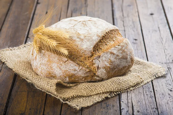 Hausgemachtes Mehrkorn-Sauerteigbrot — Stockfoto