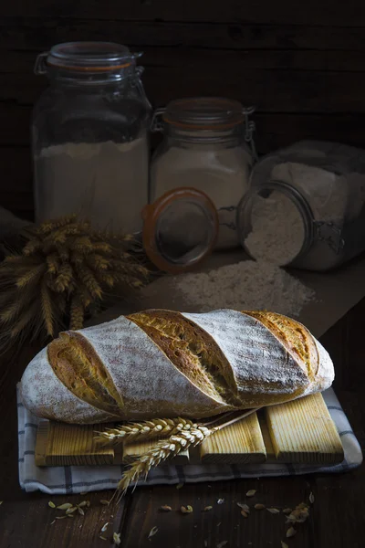 Pan casero de masa fermentada decorado con espigas de trigo — Foto de Stock