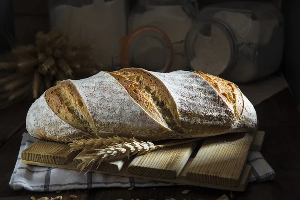 Pane fatto in casa lievito naturale decorato con spighe di grano — Foto Stock