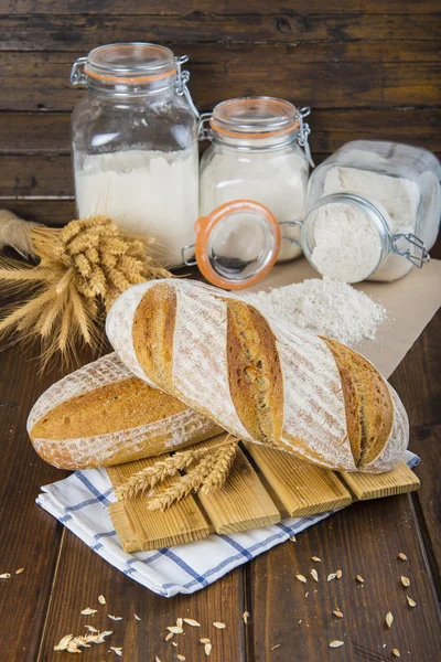 Pan casero de masa fermentada decorado con espigas de trigo — Foto de Stock