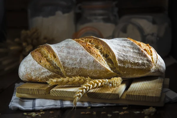 Pane fatto in casa lievito naturale decorato con spighe di grano — Foto Stock