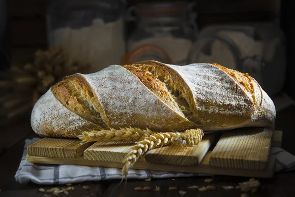 Pan casero de masa fermentada decorado con espigas de trigo — Foto de Stock