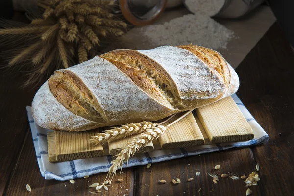 自家製サワー種のパンは、小麦の耳で飾られました。 — ストック写真