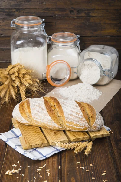 Pan casero de masa fermentada decorado con espigas de trigo — Foto de Stock