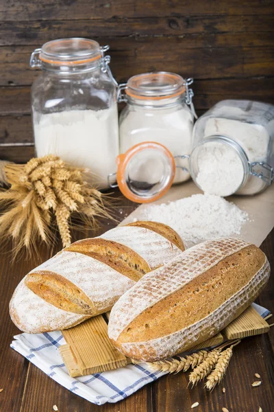 Pan casero de masa fermentada decorado con espigas de trigo — Foto de Stock