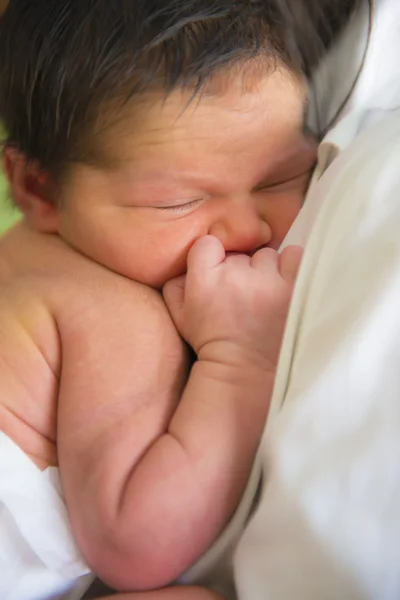 Mãe amamentando seu bebê recém-nascido — Fotografia de Stock