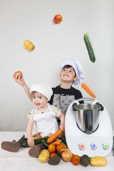 Two children cooking with a futuristic machine — Stock Photo, Image