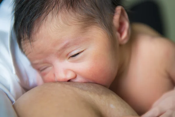 Mãe amamentando seu bebê recém-nascido — Fotografia de Stock