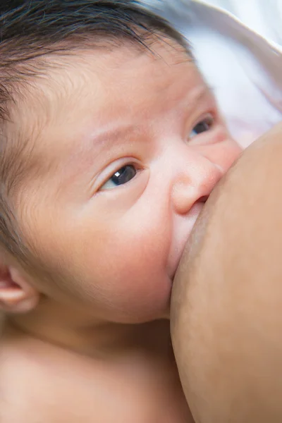Мати годує новонароджену дитину грудьми — стокове фото