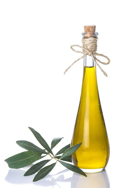 Botella de aceite de oliva virgen extra aislada en blanco —  Fotos de Stock
