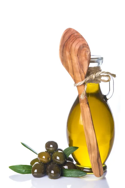 橄榄油瓶和木勺孤立 — 图库照片