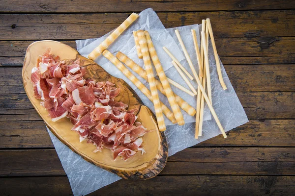 Serrano jambonu ve breadsticks meze