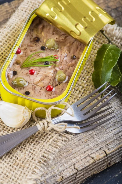 Lekkie tuńczyka w puszkach oliwy z oliwek — Zdjęcie stockowe