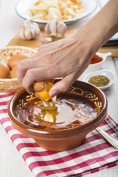 Sarımsak çorbası üzerinde yumurta çatlama Şef — Stok fotoğraf