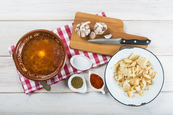 Кастильский или чесночный суп с яйцами — стоковое фото