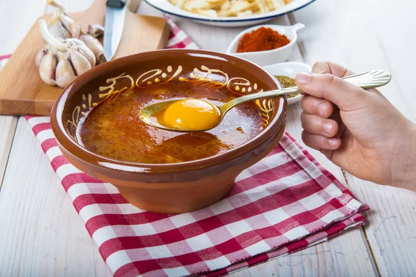 Kastilština nebo česneková polévka s vejci — Stock fotografie
