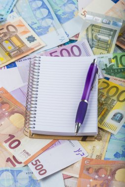 Defter ve kalem para arka plan üzerinde