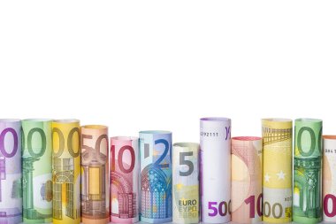 Beyaz arka plan üzerinde izole haddelenmiş banknotlar