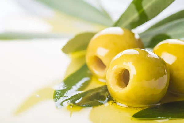 Pitted green olives with extra olive oil — Stock Photo, Image