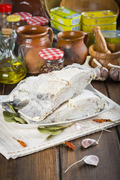 Bacalao salado cortado en la mesa de la cocina —  Fotos de Stock