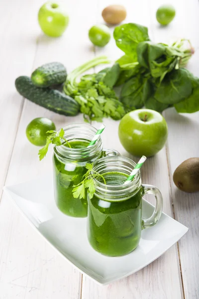 Batido verde sobre fondo blanco de madera — Foto de Stock