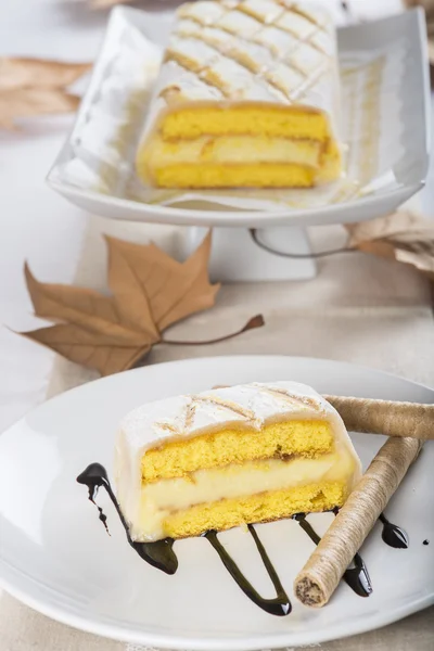 Gâteau avec massepain et crème pâtissière — Photo