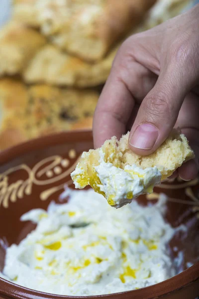 Barbari of Perzische brood en gespannen yoghurt — Stockfoto