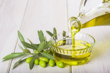 Bakire ekstra zeytin yağı bir kapta dökülen şişe
