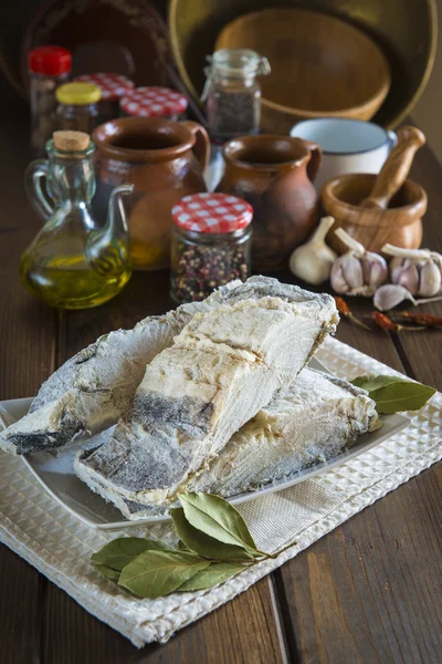 Morue salée coupée sur la table de la cuisine — Photo