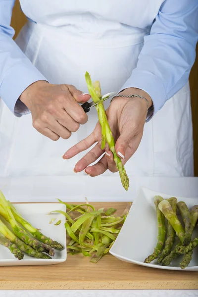 Trim en schil asperges — Stockfoto