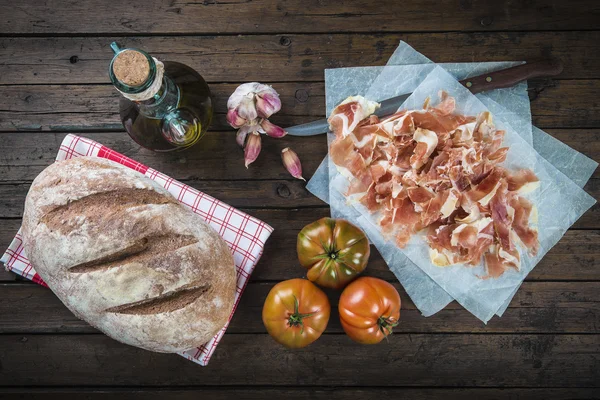 Jamón con pan, tomate, ajo y aceite de oliva — Foto de Stock