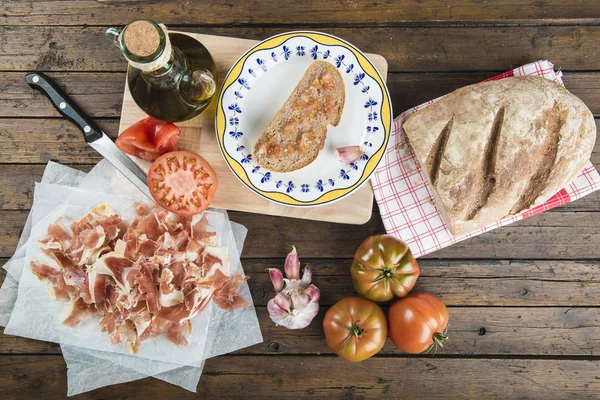 Presunto com pão, tomate, alho e azeite — Fotografia de Stock