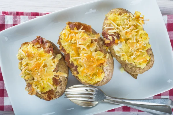 Två gånger bakad potatis fyllda — Stockfoto