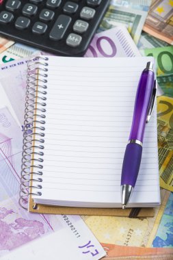 Hesap makinesi kalem ve defter para