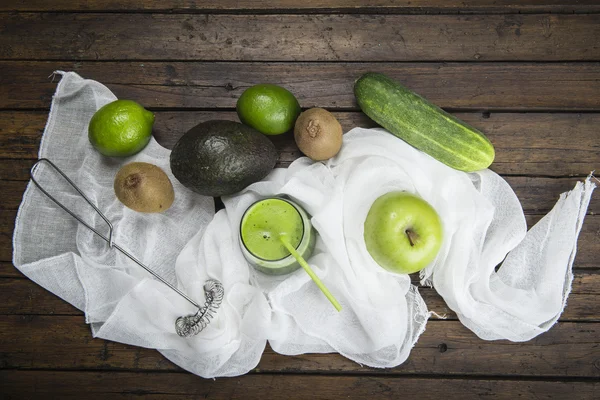 Frukter och grönsaker med ett glas grön smoothie — Stockfoto