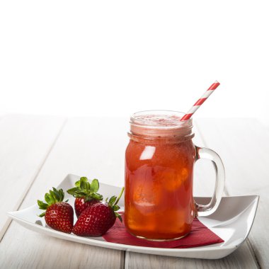 Cam kavanozda çilek güler yüzlü