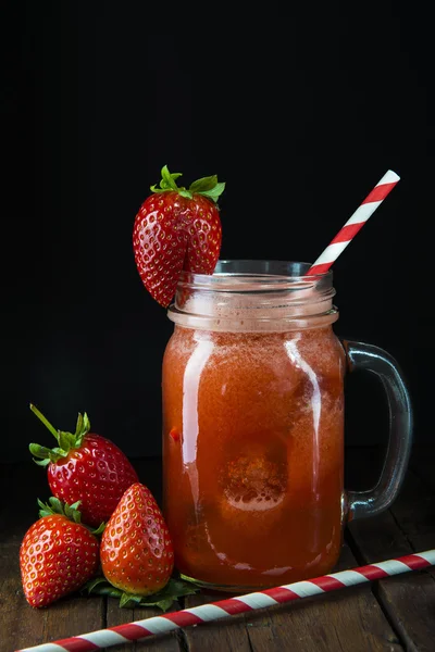 Aardbei smoothie in een glazen pot — Stockfoto