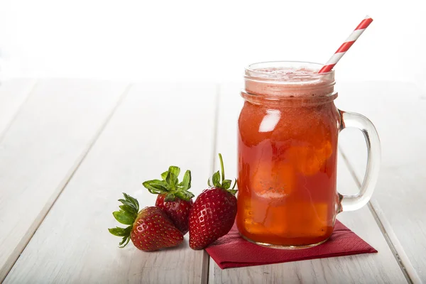 Erdbeer-Smoothie im Glas — Stockfoto