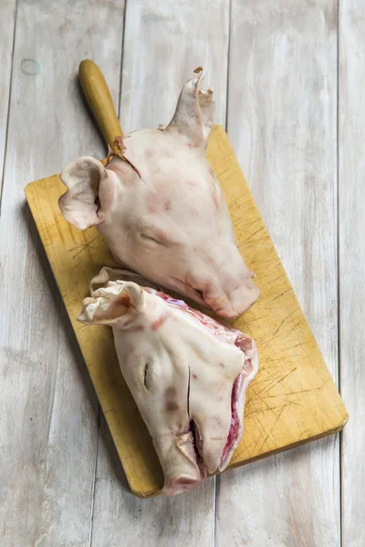 Raw head of a sucking pig — Stock Photo, Image