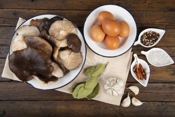 Prato Cogumelo Cardo Fresco Ingredientes Para Cozinhar Mesa Cozinha — Fotografia de Stock