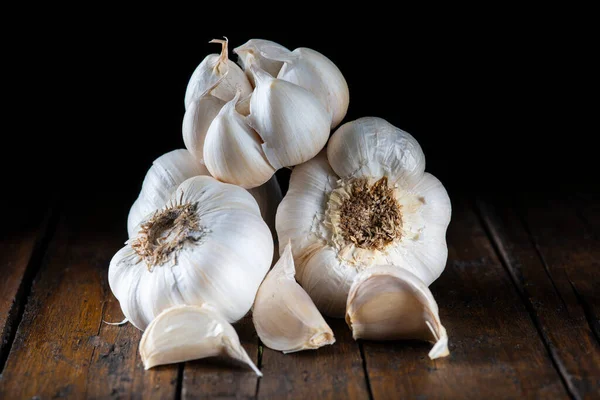 Some Garlic Bulbs Cloves Kitchen Table Cooking — Stock Photo, Image