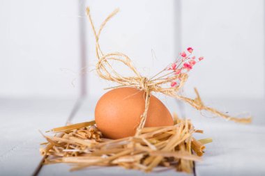 Beyaz ahşap arka planda süslenmiş Paskalya yumurtası.