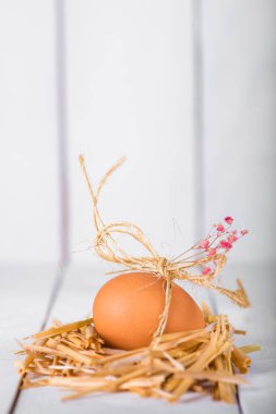 Beyaz ahşap arka planda süslenmiş Paskalya yumurtası.