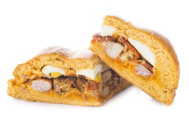 İspanya 'da Paskalya için geleneksel yiyecek Hornazo olarak adlandırılır. Beyaz arka planda izole edilmiş domuz eti ve yumurtalı doldurulmuş ekmek.