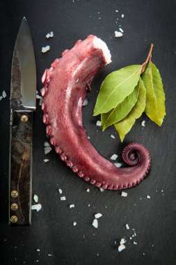 Tahta tabakta ahtapot pişirdim. Baharatlı baharatlar.